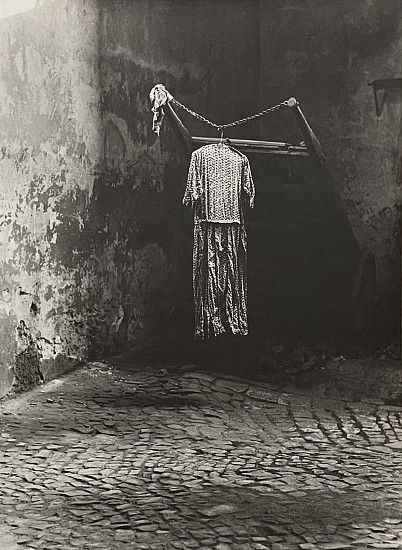 Miroslav Hák, Ve dvore (In the Courtyard), 1943
Vintage gelatin silver print, 15 7/16 x 11 1/4 in. (39.2 x 28.6 cm)
Mounted to 19 9/16 x 13 5/8 inches; signed in pencil on mount recto.
From the portfolio Moderní česká fotografie, 1943.
8415
$12,000