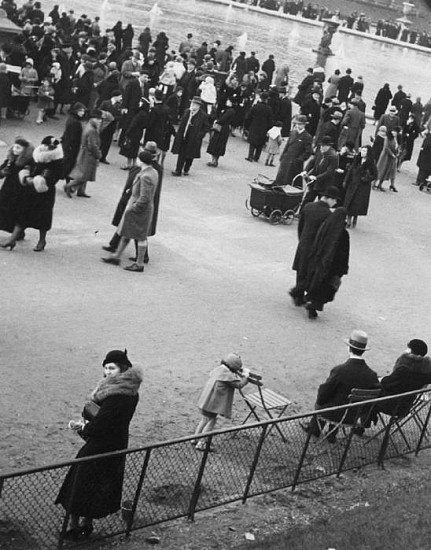 Jean Moral, Le Luxembourg, 1925
Vintage gelatin silver print, 6 3/4 x 5 3/8 in. (17.2 x 13.5 cm)
1145
Price Upon Request