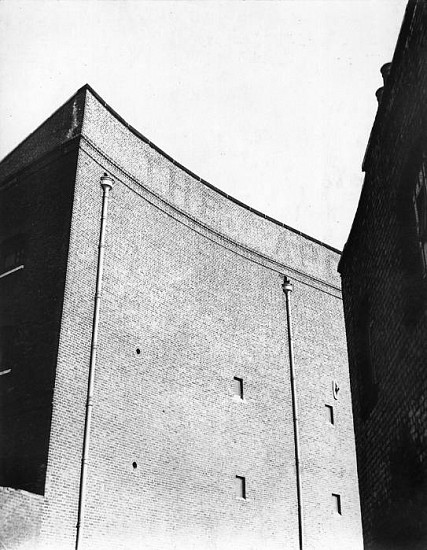 Roger Mayne, Wapping, 1959
Vintage gelatin silver print, 7 3/16 x 5 9/16 in. (18.3 x 14.1 cm)
2877
Sold