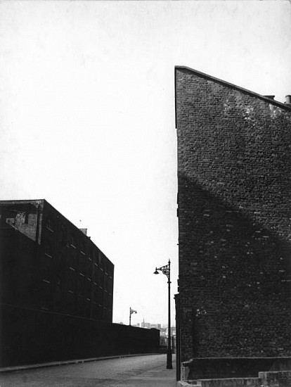 Roger Mayne, Wapping, 1959
Vintage gelatin silver print, 7 3/8 x 5 9/16 in. (18.7 x 14.1 cm)
2879
Sold