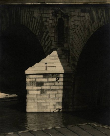 Daniel Masclet, Le Pont Marie, 1928
Vintage gelatin silver print, 10 1/4 x 8 5/16 in. (26 x 21.1 cm)
3490
Sold
