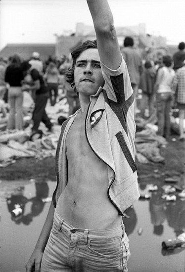 Joseph Szabo, Salute, Rolling Stones Fans, 1978
Vintage gelatin silver print, 12 9/16 x 8 1/2 in. (31.9 x 21.6 cm)
3902