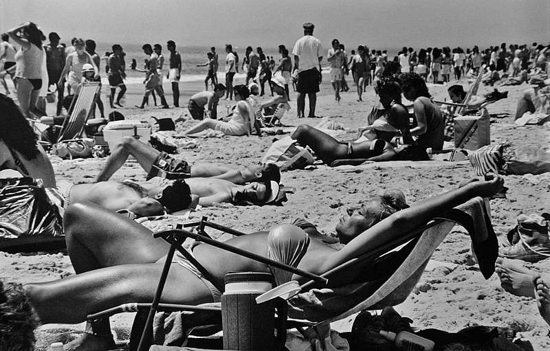 Joseph Szabo, Breasting the Tide, Jones Beach, 1989
Vintage gelatin silver print, 12 1/8 x 18 1/8 in. (30.8 x 46 cm)
3918
