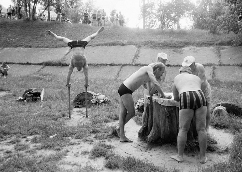 Yelena Yemchuk, Gidropark (#67), 2008
Gelatin silver print, 16 x 20 in. (40.6 x 50.8 cm)
Edition of 5
4386