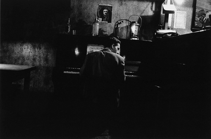 Allen Frame, Pianist, Cafe, St. Petersburg, Russia, 2002
Gelatin silver print, 26 x 39 in. (66 x 99.1 cm)
Edition of 3
5843