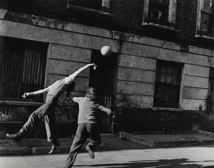 Roger Mayne, Brindley Road, Paddington, London, 1957
Vintage gelatin silver print, 5 9/16 x 7 1/16 in. (14.1 x 17.9 cm)
6479
$5,000