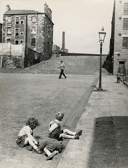 Roger Mayne, Glasgow, 1958
Vintage gelatin silver print, 7 1/16 x 5 7/16 in. (17.9 x 13.8 cm)
6489
Sold