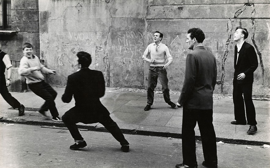 Roger Mayne, Southam Street, North Kensington, London, 1958
Vintage gelatin silver print, 9 1/16 x 14 9/16 in. (23 x 37 cm)
6512