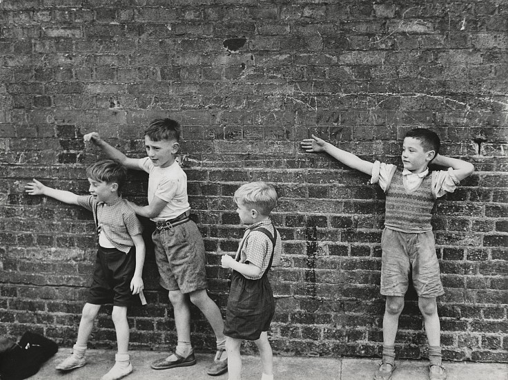 Roger Mayne, Boys Against a Wall, Dublin, 1957
Vintage gelatin silver print, 10 5/16 x 13 13/16 in. (26.2 x 35.1 cm)
4267
$6,500