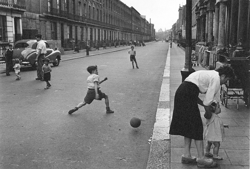 Roger Mayne, Southam Street, North Kensington, London, 1956
Vintage gelatin silver print, 6 1/2 x 9 3/8 in. (16.5 x 23.8 cm)
1005
Sold