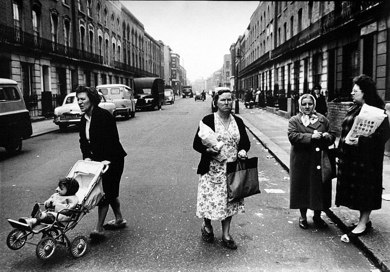 Roger Mayne, Women, Southam Street, North Kensington, London, 1961
Vintage gelatin silver print, 16 1/2 x 23 3/8 in. (41.9 x 59.4 cm)
1518
Sold