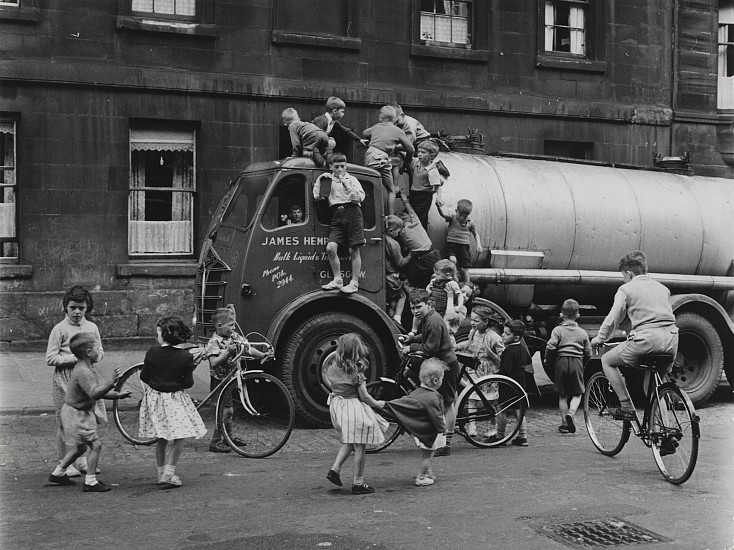 Roger Mayne, Glasgow, 1958
Vintage gelatin silver print, 7 3/16 x 9 9/16 in. (18.3 x 24.3 cm)
4242
Sold