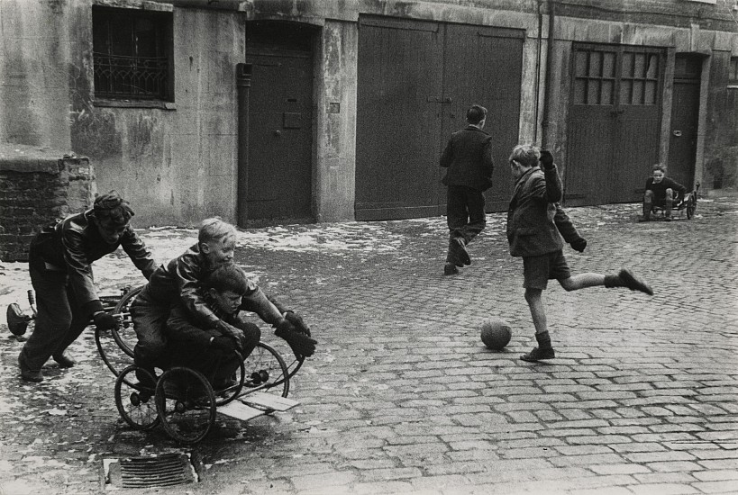 Roger Mayne, Addison Place, North Kensington, London, W11, 1956
Vintage gelatin silver print, 6 7/16 x 9 5/8 in. (16.4 x 24.4 cm)
4241
Sold