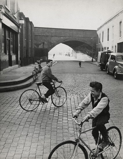 Roger Mayne, Battersea, 1957
Vintage gelatin silver print, 7 3/8 x 5 11/16 in. (18.7 x 14.5 cm)
4224
$6,500