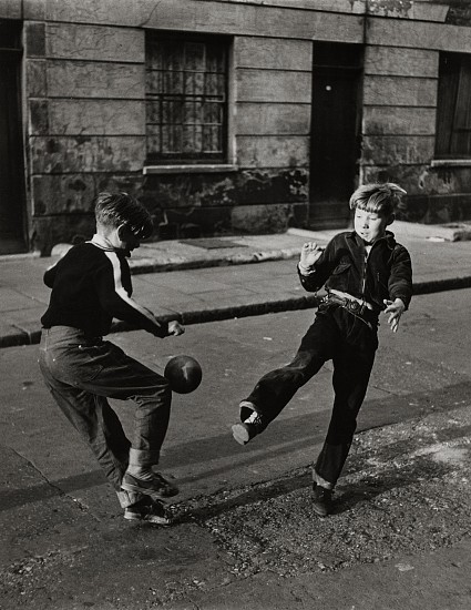 Roger Mayne, Brindley Road, Paddington, London, 1956
Vintage gelatin silver print, 7 5/16 x 5 11/16 in. (18.6 x 14.4 cm)
6480
$5,000